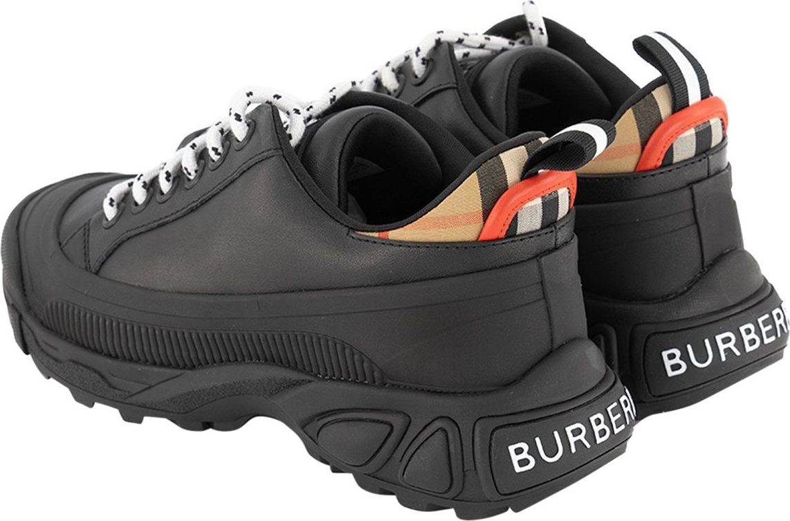 Burberry Burberry 8043652 kindersneakers zwart Zwart
