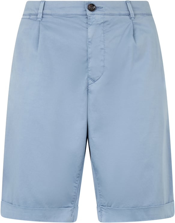 Moorer Summer shorts in a delicate shade of blue.