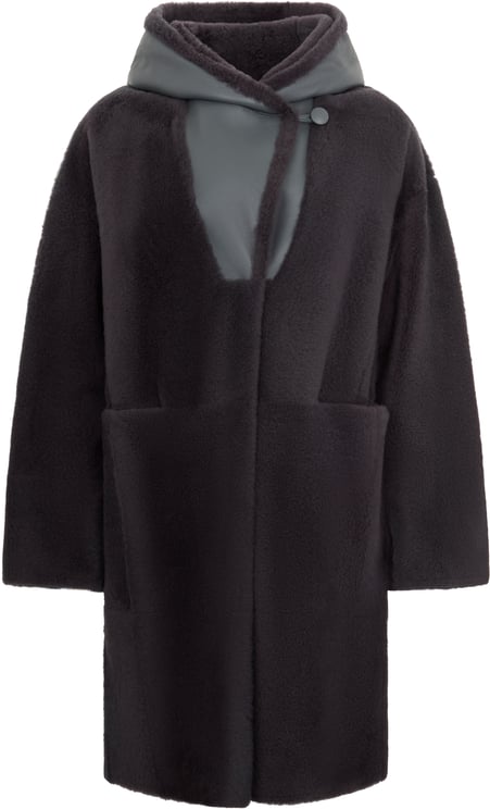 Peserico Black fur jacket with hood and pockets from refined and versatile design.