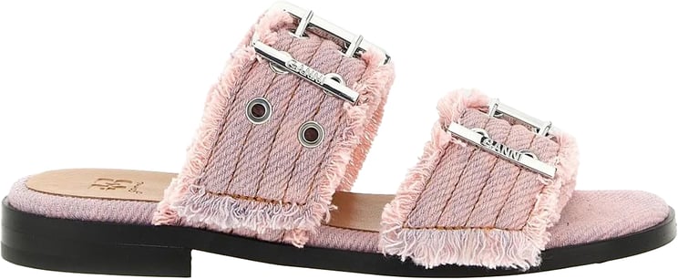 Ganni sandalen in roze jeans