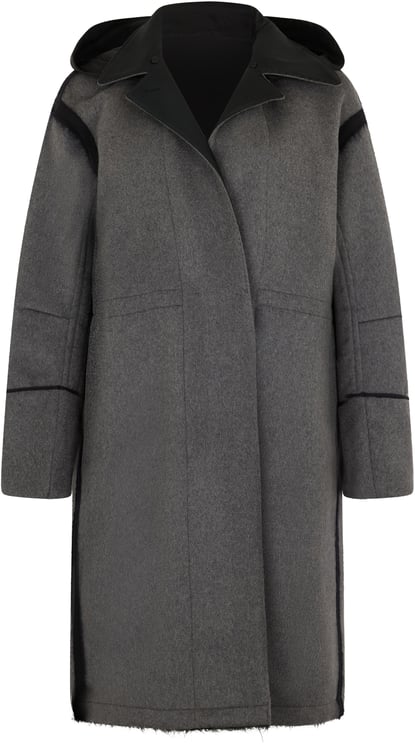 Moorer Gray long coat with a casual and elegant design.