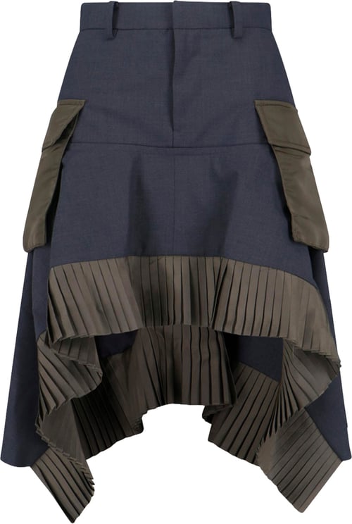 Sacai Versatile Grey Skirt With Smooth Texture And Elegant Silhouette