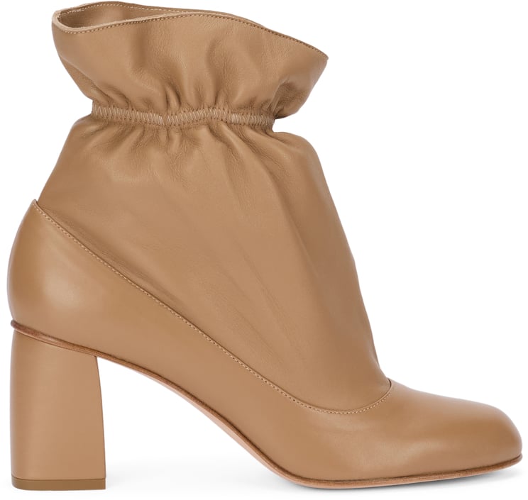 Valentino Beige ankle boot with heel, elegant and versatile.